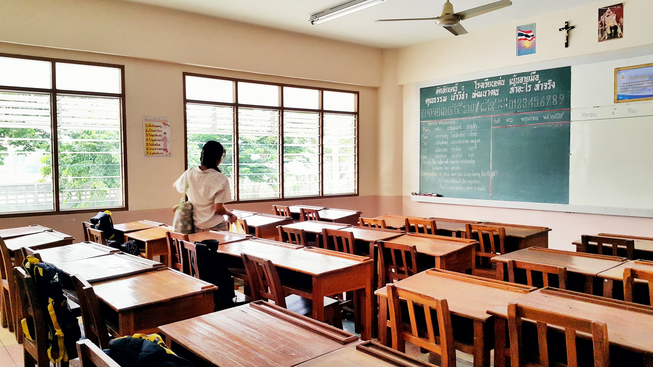 classroom-begin-student-in-classroom
